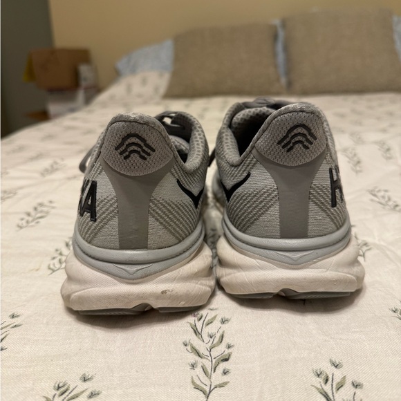 Men’s gray Hoka tennis shoes - Picture 6 of 10